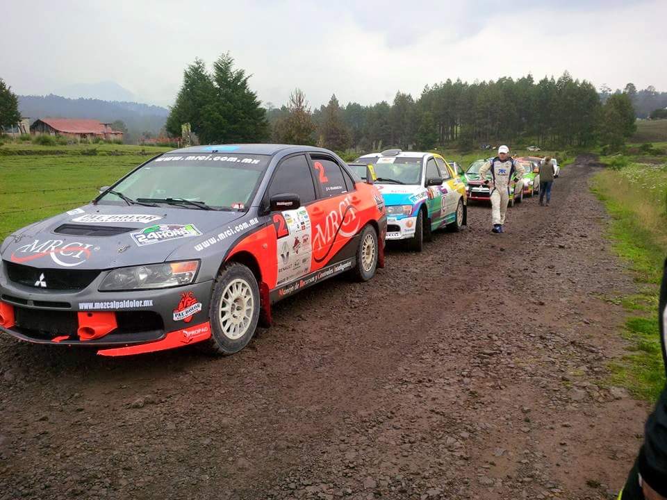 CNRMRally's tweet photo. Emilio Velázquez cerró la primera sección como líder del #Rally24Horas. Ahora, el cambio de setting en el servicio. http://t.co/vVmZCsv2IX