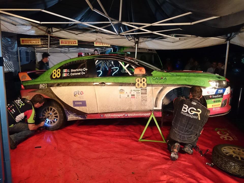 CNRMRally's tweet photo. Emilio Velázquez cerró la primera sección como líder del #Rally24Horas. Ahora, el cambio de setting en el servicio. http://t.co/vVmZCsv2IX