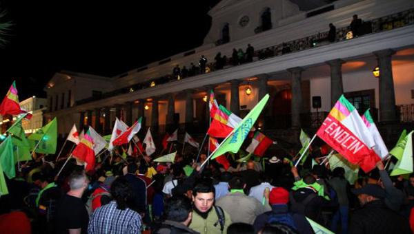 #Ecuador: el pueblo realiza vigilias en apoyo a <a href="/MashiRafael/">Rafael Correa</a> tlsur.net/1Ja4ABC