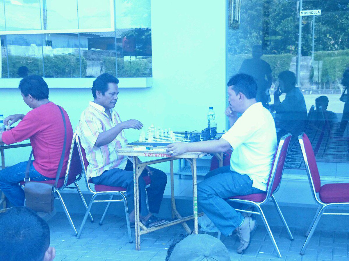 irnapurba's tweet photo. Papa yang lomba catur.. aku yg degdegan.. #semangatpakk 😘😘 http://t.co/VDGtohPTNy