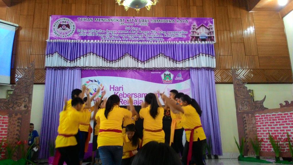 hkr_tomohondua's tweet photo. Penampilan Yel2 dari Jemaat GMIM Bait Lahim Talete
#hkr2015wiltmhn2 http://t.co/yNadvF4yM2