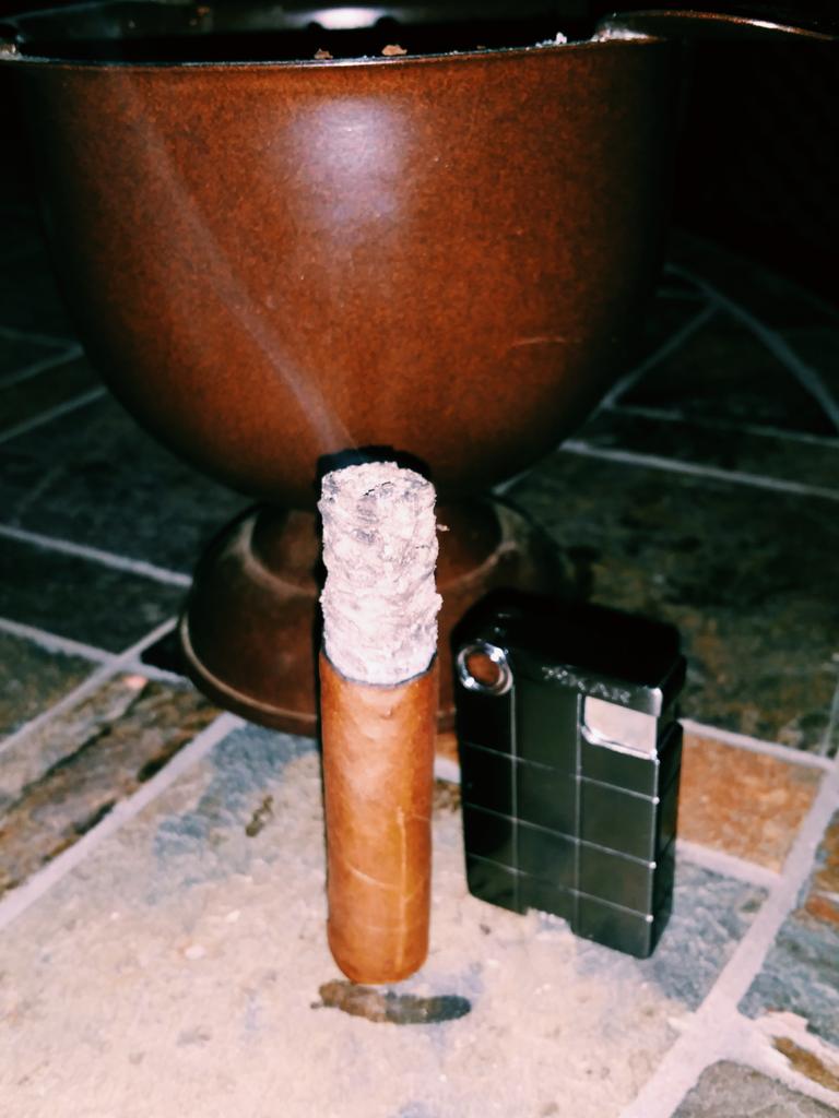 Romes_a_Smokin's tweet photo. Still burning strong. @CaldwellCigars @SmallBatchCigar  #tightash #perfectroll #livelifebytheleaf #masterpiece http://t.co/SGiYK3zTi3