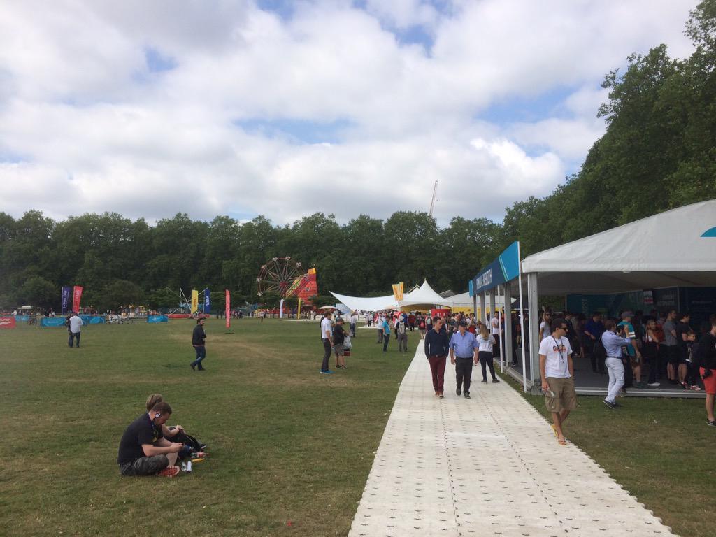 freddiehunt76's tweet photo. The eVillage is getting busy here in #BatterseaePrix @FIAformulaE #drivethefuture http://t.co/OG6Ym0FxPQ
