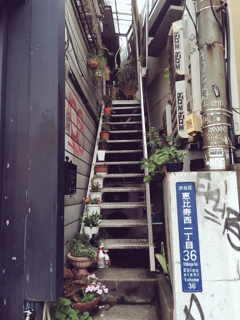 yuriyr's tweet photo. In between spaces of Tokyo. #jpAdventureTime http://t.co/PJaqJRcqNY