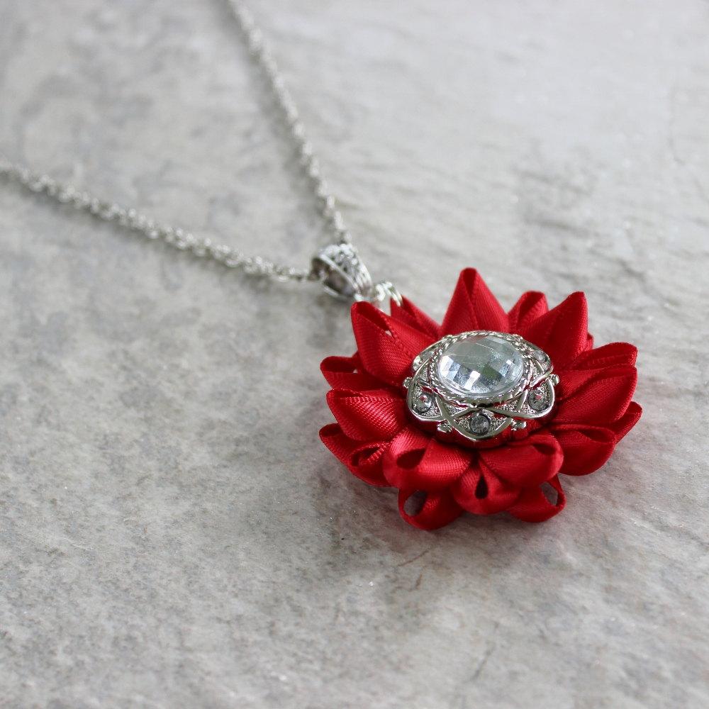 PPerceptions's tweet image. Handcrafted flower pendant necklaces! #weddings #jewelry #fashion #etsymntt buff.ly/1QRMdbP