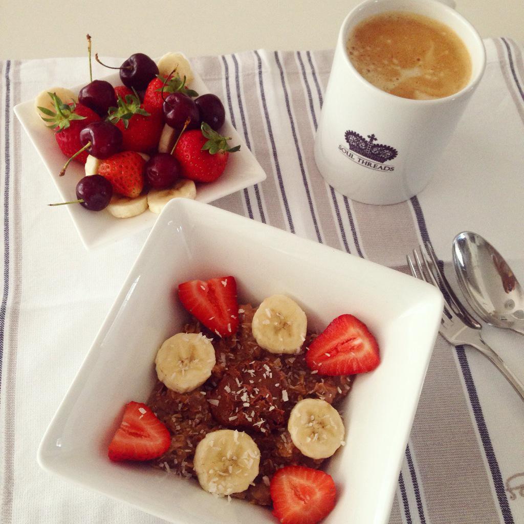 SoulThreads_'s tweet photo. This mornings breakfast spread @FoodPorn_MX @NutsNMoreUSA #SoulThreads #fruit #breakfast #Saturday #fitness #health http://t.co/48yAOqQG3h
