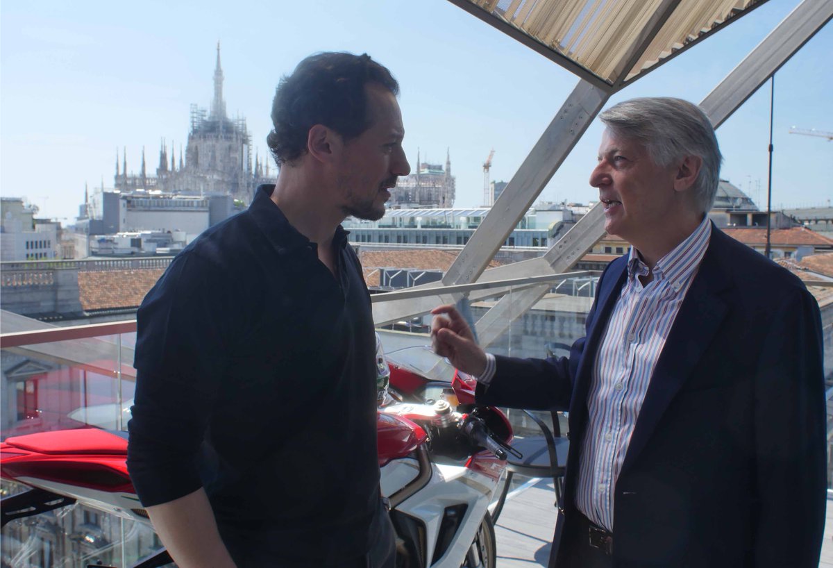 ferraginapress's tweet photo. Stefano Accorsi incontra Ferruccio de Bortoli #ParoleCheRestano Lunedì 21:10 #SkyArteHD @NuovoTeatro @PergolaFirenze http://t.co/Xk32VXa9ck