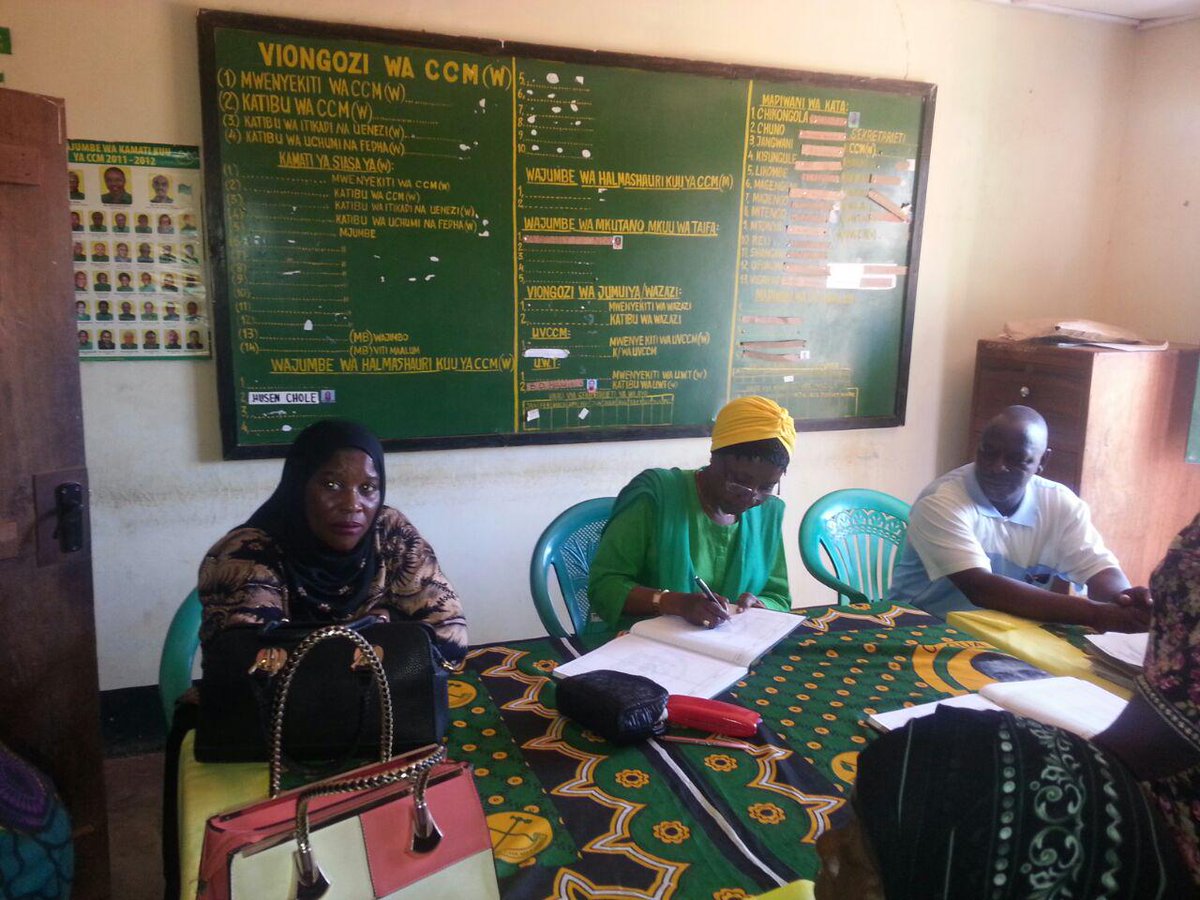Nikiandika kwenye kitabu cha wageni - ofisi ya #CCM Mkoa wa #Mtwara 26.06.2015