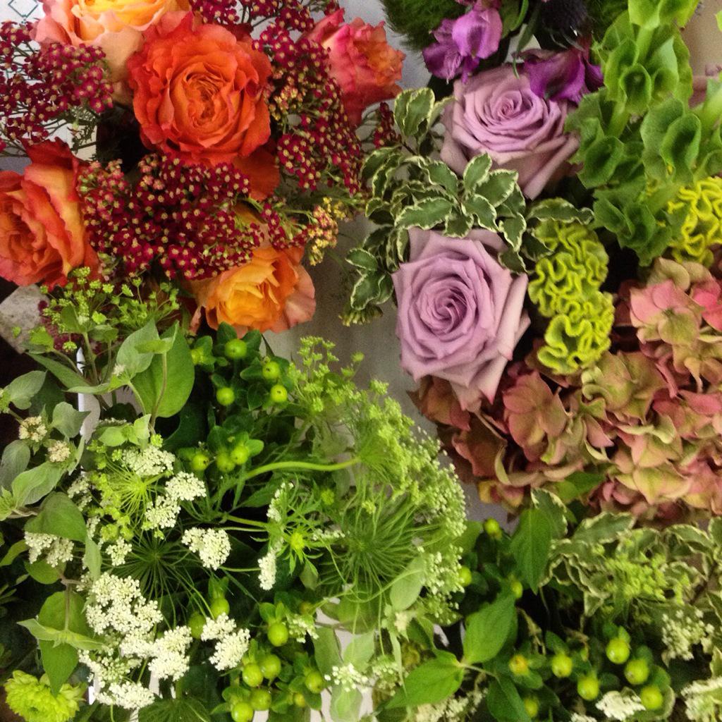 Special studio hours today 10-3. Fresh floral in vases and hand-tied, beautiful designer compositions.