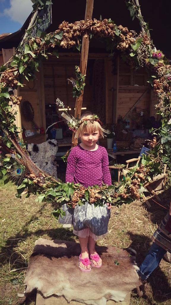Wren_and_Bee's tweet photo. Margot just made a beautiful headdress #Glasto2015 #headdress @SpinneyHollow http://t.co/DMHNxg7TRO