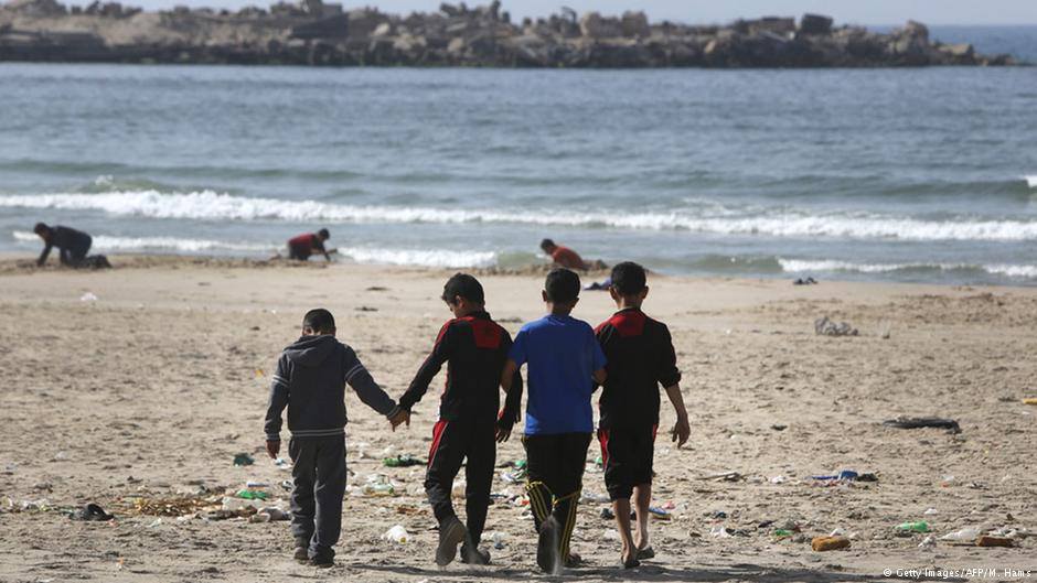 AbbsWinston's tweet photo. This sends chills down my spine
4 surviving Bakr boys walking on beach where their brothers/cousins ​​were murdered http://t.co/96ZqSI4Tlv