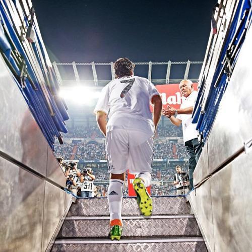 Madridismoreal's tweet photo. ¡Hoy es el cumpleaños de una leyenda del madridismo! 
1 RT = ¡FELICIDADES RAÚL! #genius http://t.co/ROPbPgvSYp