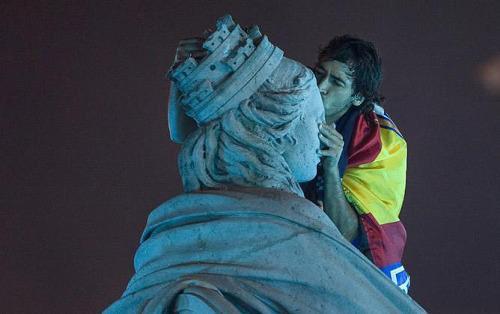 Madridismoreal's tweet photo. ¡Hoy es el cumpleaños de una leyenda del madridismo! 
1 RT = ¡FELICIDADES RAÚL! #genius http://t.co/ROPbPgvSYp