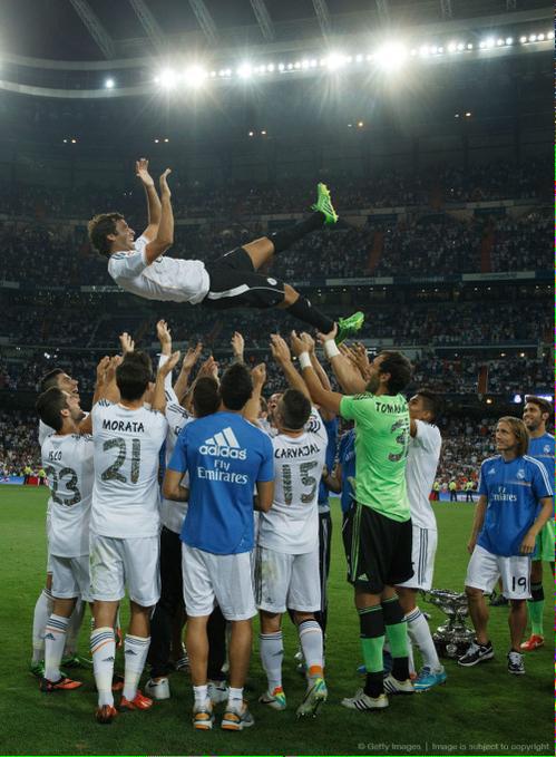 Madridismoreal's tweet photo. ¡Hoy es el cumpleaños de una leyenda del madridismo! 
1 RT = ¡FELICIDADES RAÚL! #genius http://t.co/ROPbPgvSYp