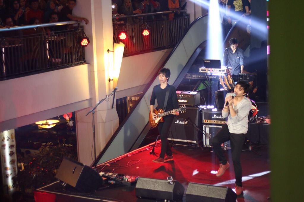 26June2015
Last night!!@citosjakarta @JNite_KompasTv 
🎶Beruntungnya aku masih dapet view😘✌️👏😎 si bpk kece <a href="/sheilaon7/">Sheila On 7</a>