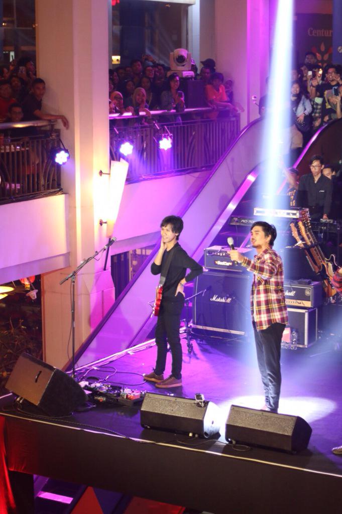 lisskuu's tweet photo. 26June2015
Last night!!@citosjakarta @JNite_KompasTv 
🎶Beruntungnya aku masih dapet view😘✌️👏😎 si bpk kece @sheilaon7 http://t.co/rHCoHKeXbJ