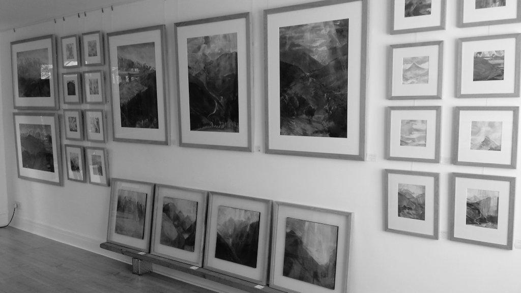 One of many walls in #Teddington Pop-Up Gallery opens TODAY at 11-6. <a href="/TLTeddington/">TL Teddington 💙</a> <a href="/FallowDeerCafe/">The Fallow Deer</a> <a href="/kingzleonard/">Leo King</a>