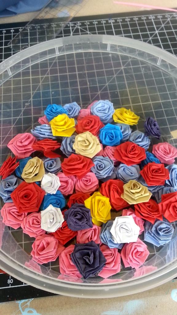 JRbotkyrka's tweet photo. Gjorda blommor! #jrbotkyrka #jr2015 #viärbotkyrka http://t.co/BZx9CTcV0E