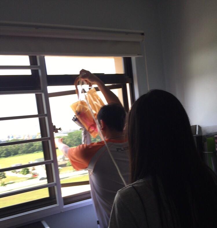 _shuhuii's tweet photo. th weather is hot and my dad was being kind and gave him drink and umbrella through a rope . HAHAHA BRUH http://t.co/4hUXHU7vTX