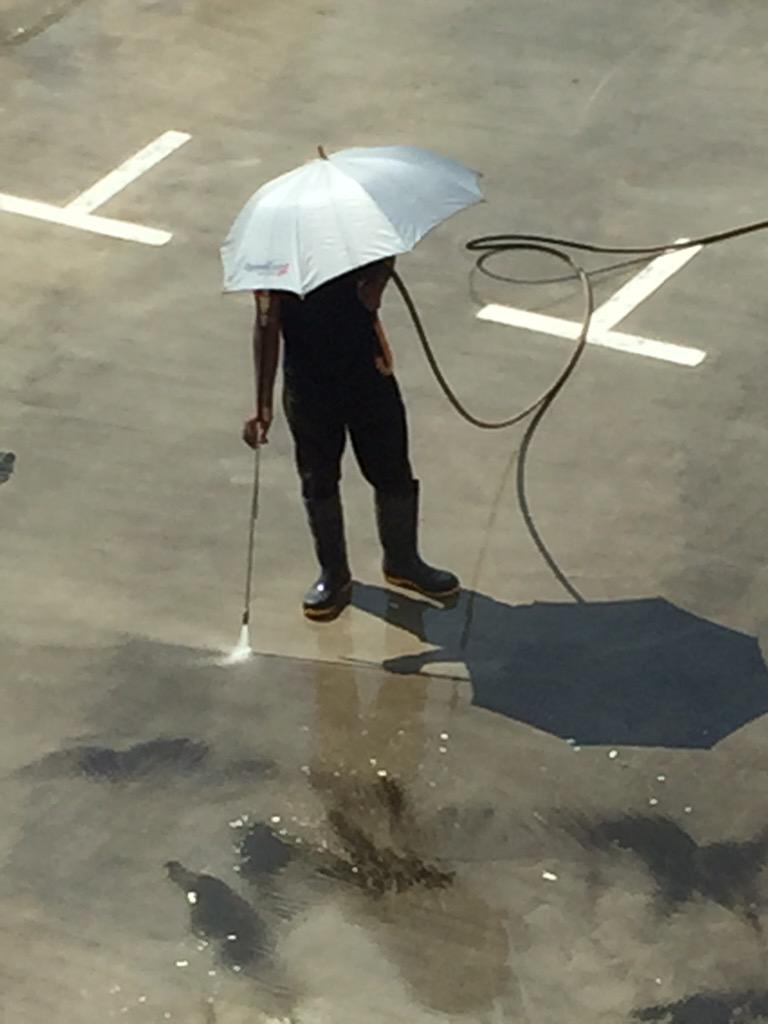 _shuhuii's tweet photo. th weather is hot and my dad was being kind and gave him drink and umbrella through a rope . HAHAHA BRUH http://t.co/4hUXHU7vTX