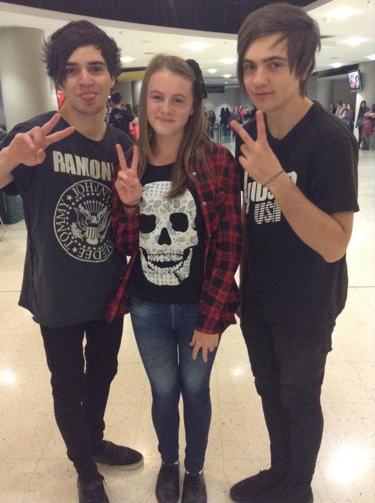 5sosdm_help's tweet photo. Everyone should check out this amazing band from Sydney! I met @LYON_ESTATE at the 5sos Sydney concert 🙈❤️ http://t.co/wG0UJlNq5j