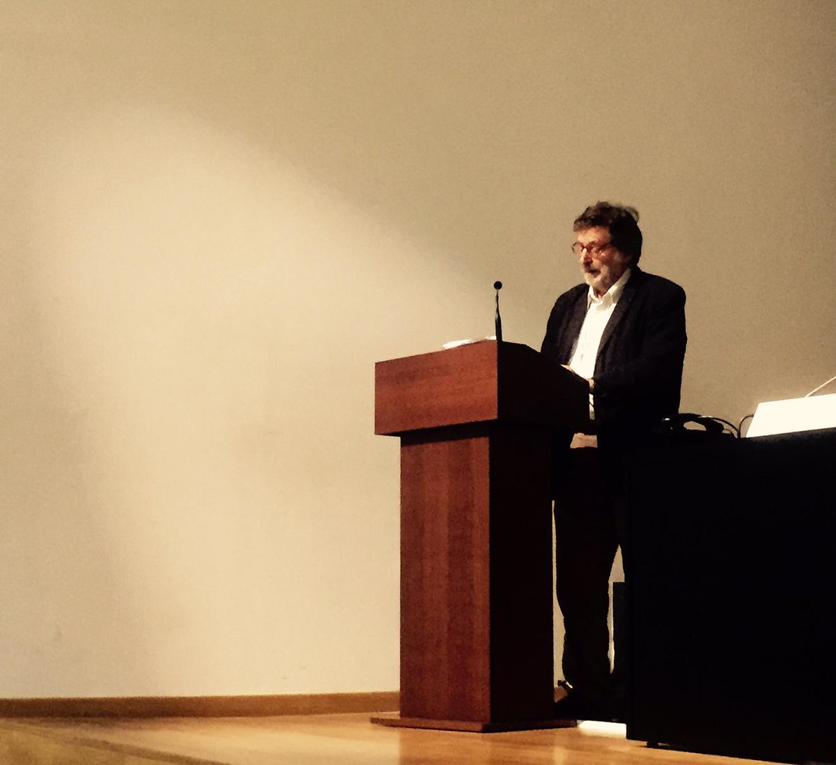 Keynote speech, Nikos Mouzelis:Modernity, populist dimension. Live stream auth.gr/video/18990  #populism