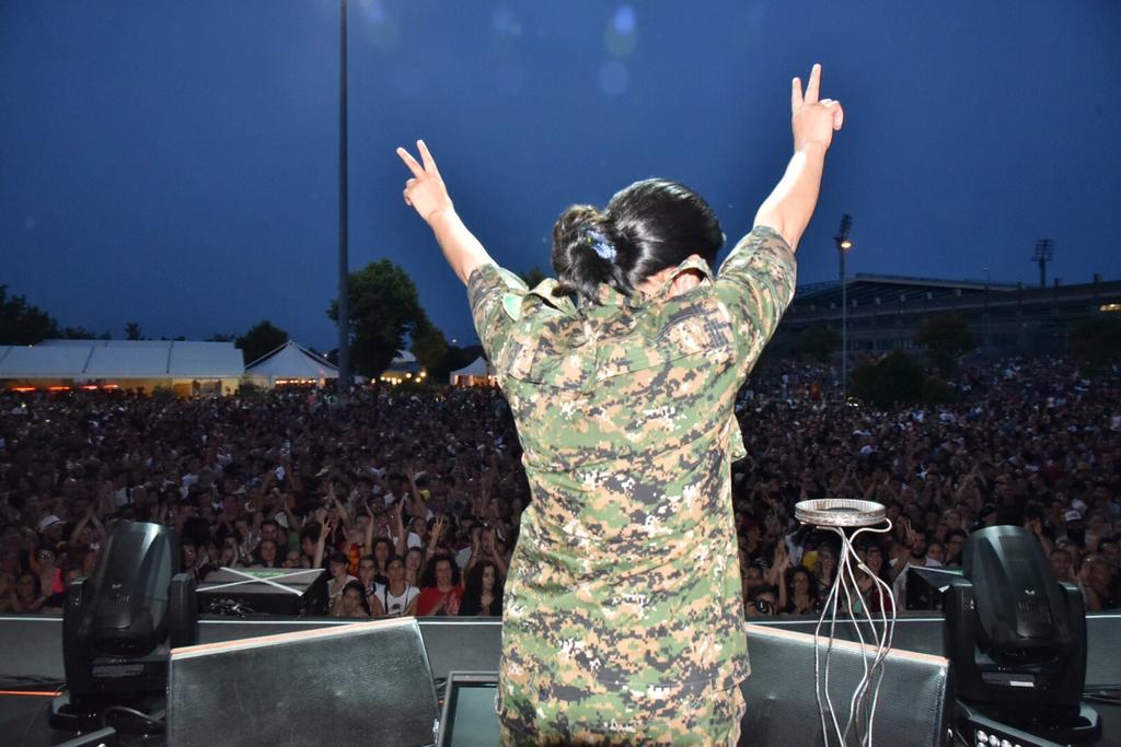 global_project's tweet photo. Presto su http://t.co/3cb418UmDe tutte le foto e i video dello straordinario incontro con la comandante #YPJ #Nessrin http://t.co/OzWRXVlLnF