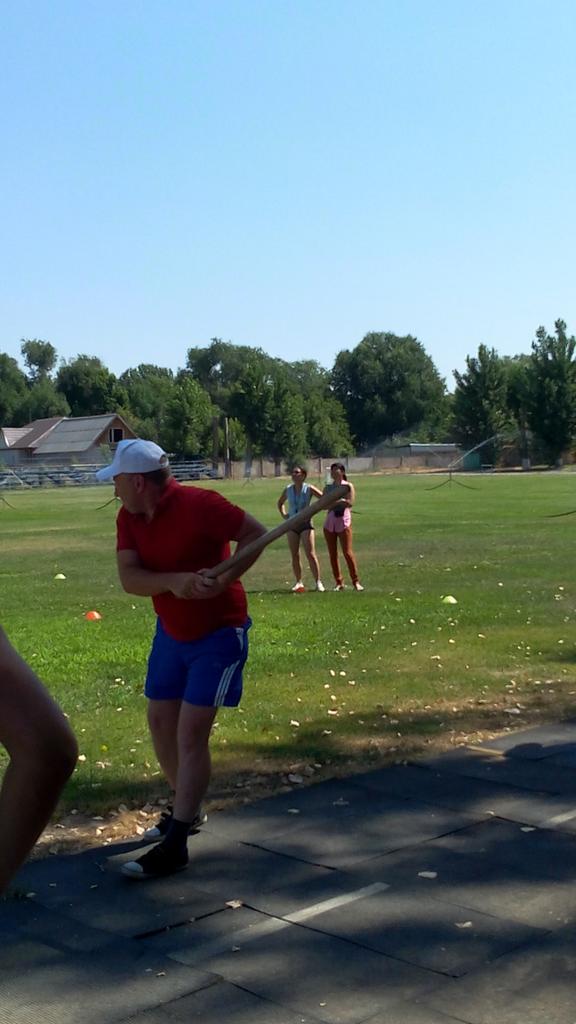 EVGENEII's tweet image. Команда администрации Лиманского района играет в лапту!