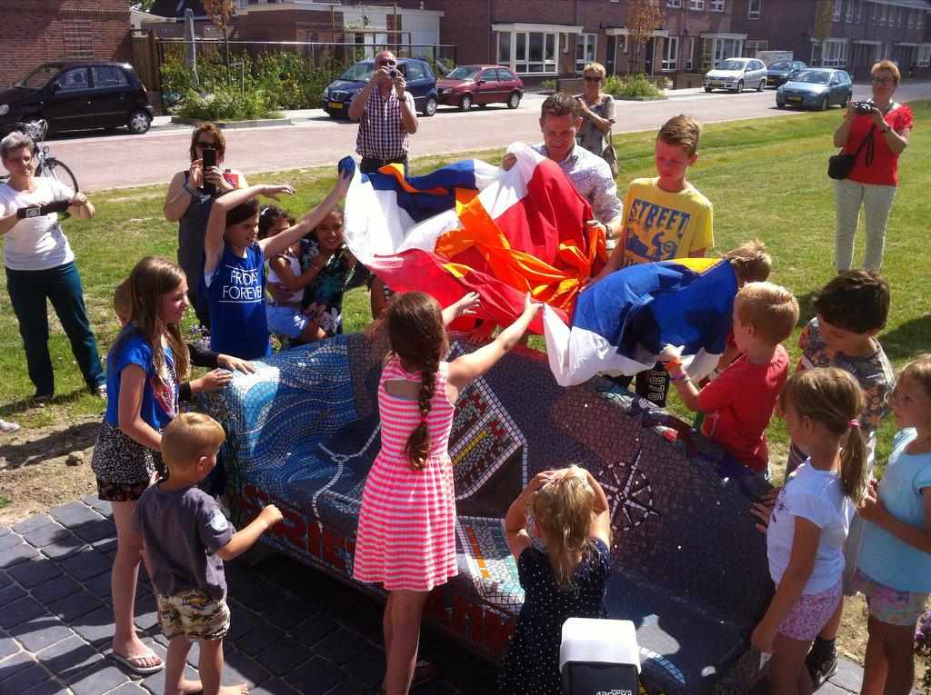 Onthulling #social #sofa in <a href="/riethoek/">Riethoek</a> #Kloetinge door <a href="/JoAnnesdeBat/">Jo-Annes de Bat</a> en buurtkinderen.