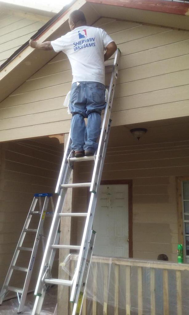dlftx's tweet photo. Volunteers paint it forward in Dallas' Mill City neighborhood for the #CelebrationofHope cleanup. #leadtransformation http://t.co/L4YicCamUB