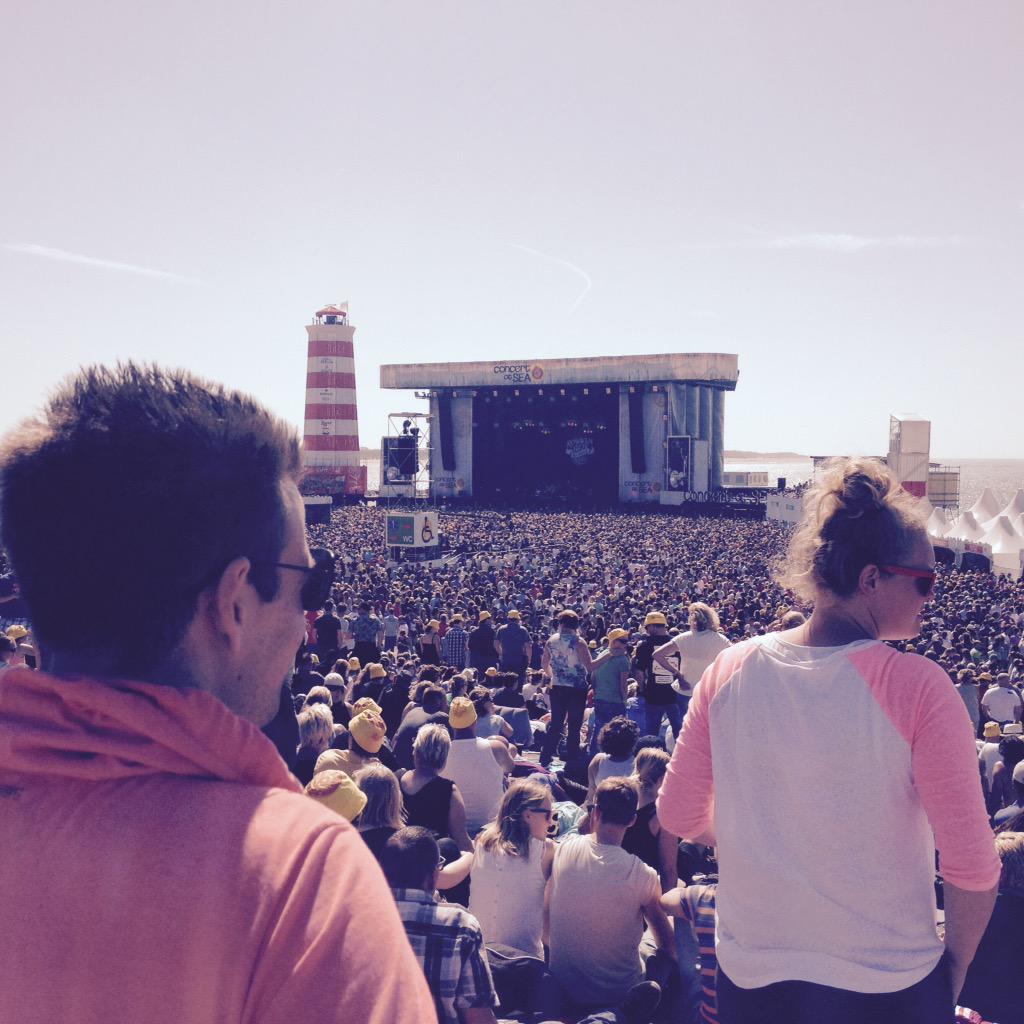 hands_rob's tweet image. Limburgse sfeer in Zeeland #concertatSEA #rowwenheze