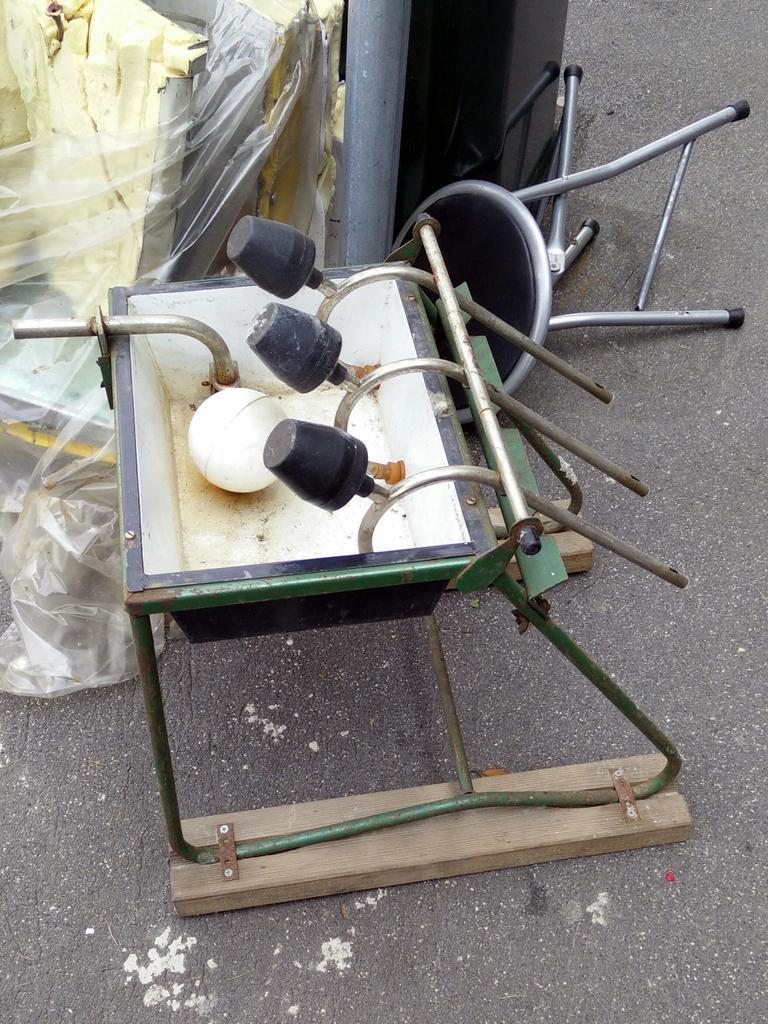 andfrigo's tweet photo. Chi può dire che cos'era? Cose strane dal passato che si incontrano per strada. #cosestrane #quiz http://t.co/LLN5h8yaUE