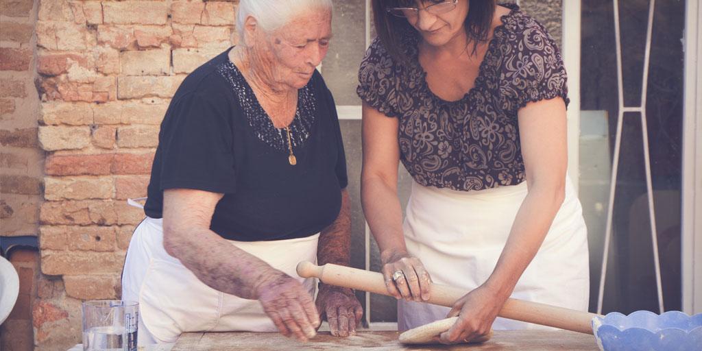 PicenoExpress's tweet photo. Elena got a chance to learn from Gina how to make some "tagliulì pilusi". Have a good sunday! #Piceno #marche #italy http://t.co/t9Oi81F65I