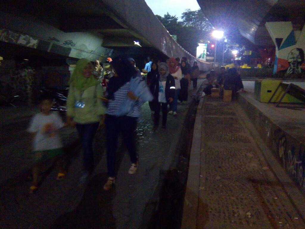gathismaf2015's tweet photo. Suasana pembagian takjil di acara GATHERING ISMAFARSI PRIANGAN 2015 cc: @ismafPriangan @ISMAFARSI @bemstfb @BPM_STFB http://t.co/5mC6mOersz