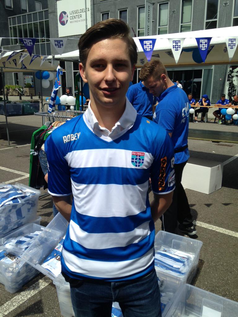 WJHEKKERS's tweet photo. @GerardHekkers in het nieuwe @PECZwolle shirt. @robeysportswear #opendag #peczwolle http://t.co/eGrOCGWTPX