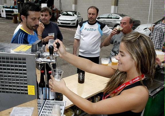 cervezatorre's tweet photo. ¡Segundo día de Feria! Y noticia en el @dmontanes ;) http://t.co/tkbmvPG2hQ foto Luis Palomeque http://t.co/FCLDUwZcgh