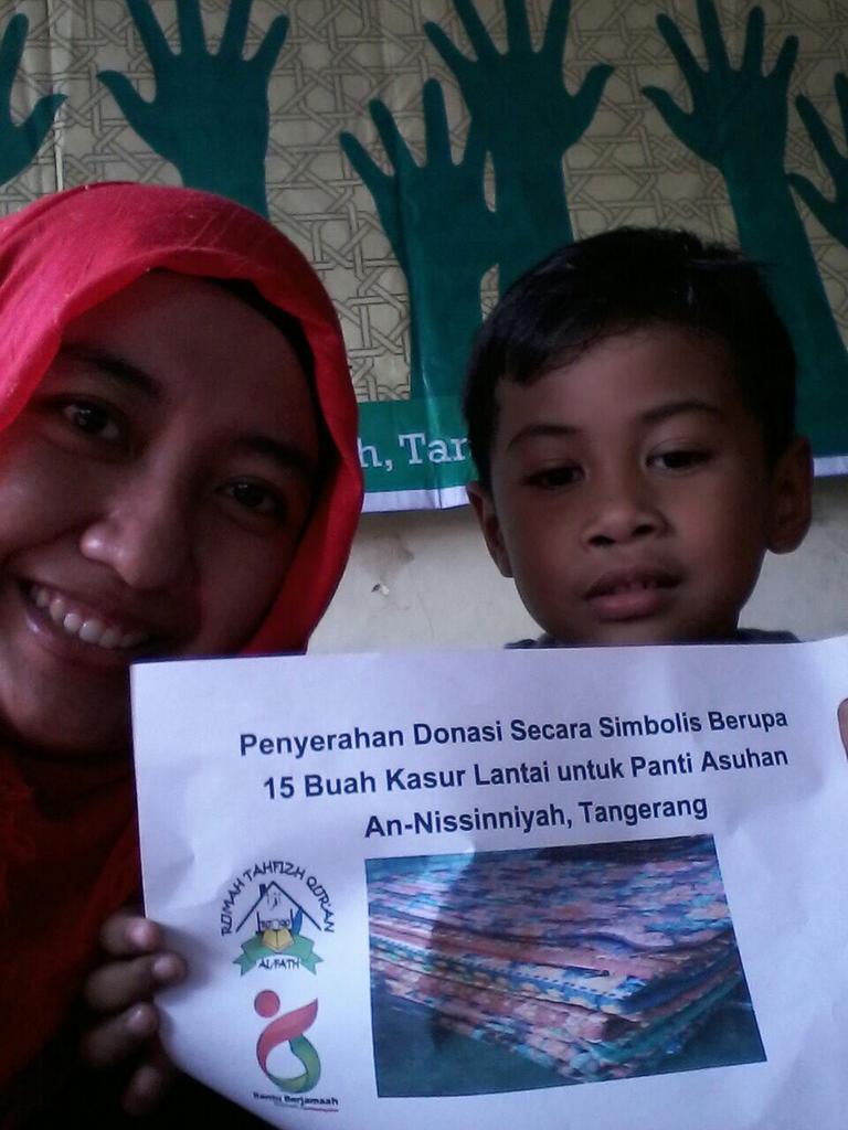 Salah satu wakil dari Komunitas Entreprayer menyerahkan sebagian bantuan donatur acara #NGAMAT