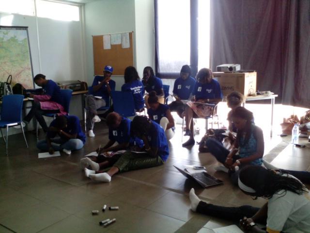 jjiguenetech's tweet photo. Les filles remplissent le Business Model Canevas @tigosn @mjamme @Binta_Coudy @NdeyAwa @Awa_Caba @crissynata http://t.co/o5SoJbHlJW