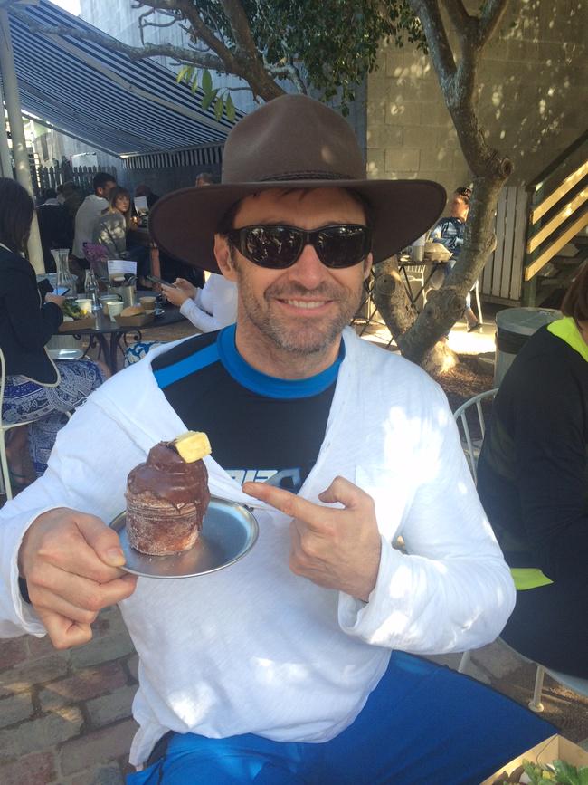 HughJackMania's tweet photo. #hughjackman #PaddockBakery #muffin #cake http://t.co/AdWL8ZLzqI