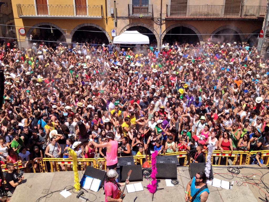StJoanAbadesses's tweet photo. La @di_versiones fent saltar la plaça Major de #StJoanAb de bon matí al @clowniafestival #Clownia http://t.co/YLfdnX4StN