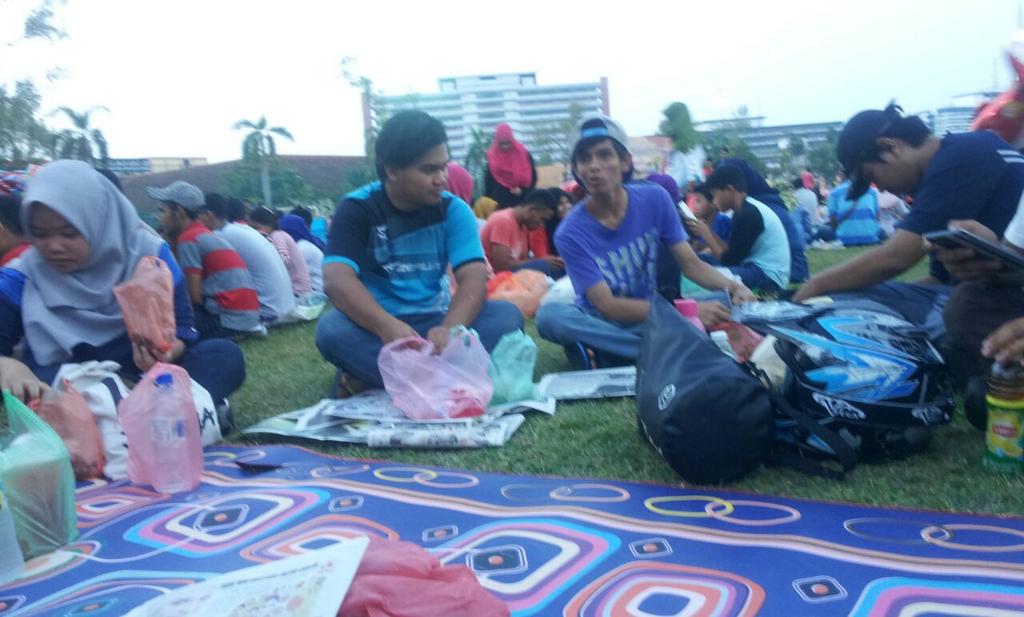batch95my's tweet photo. Iftar #Batch1995 http://t.co/gy6LKA4Dno