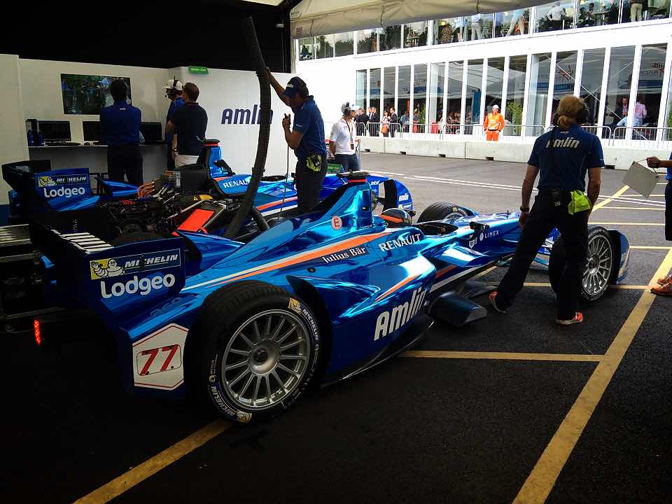 AmlinAndrettiPT's tweet photo. Prontos para a 4ª sessão de classificação #bringiton #LondonePrix #FormulaE #força http://t.co/0rUXbN23XF
