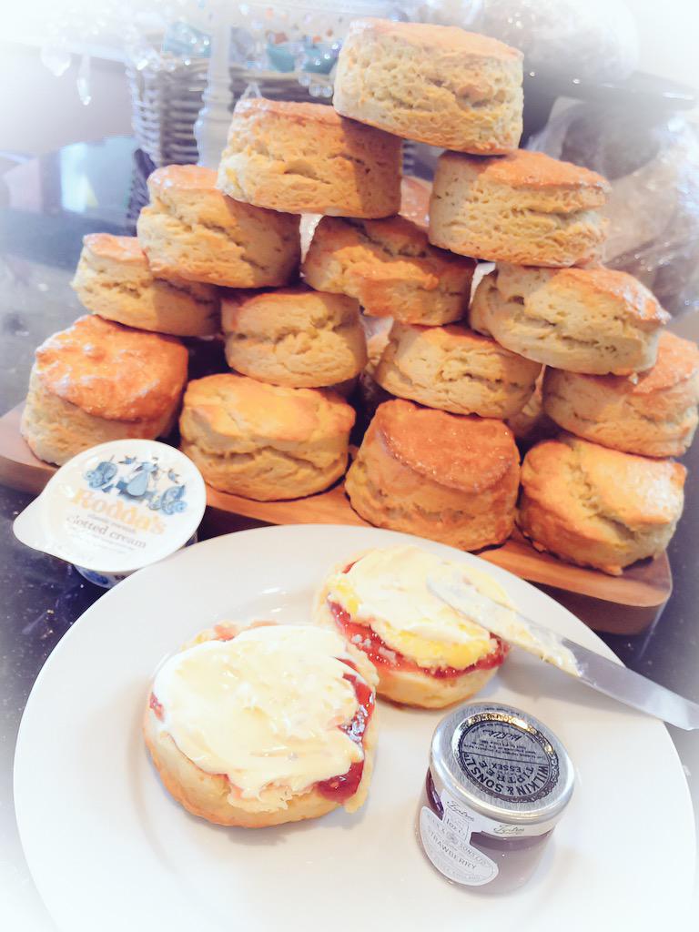 VelvetCakery's tweet image. #Freshlybaked #scones #rhoddas #clottedcream #tiptreejam perfect with a cup of tea @tyfelfed