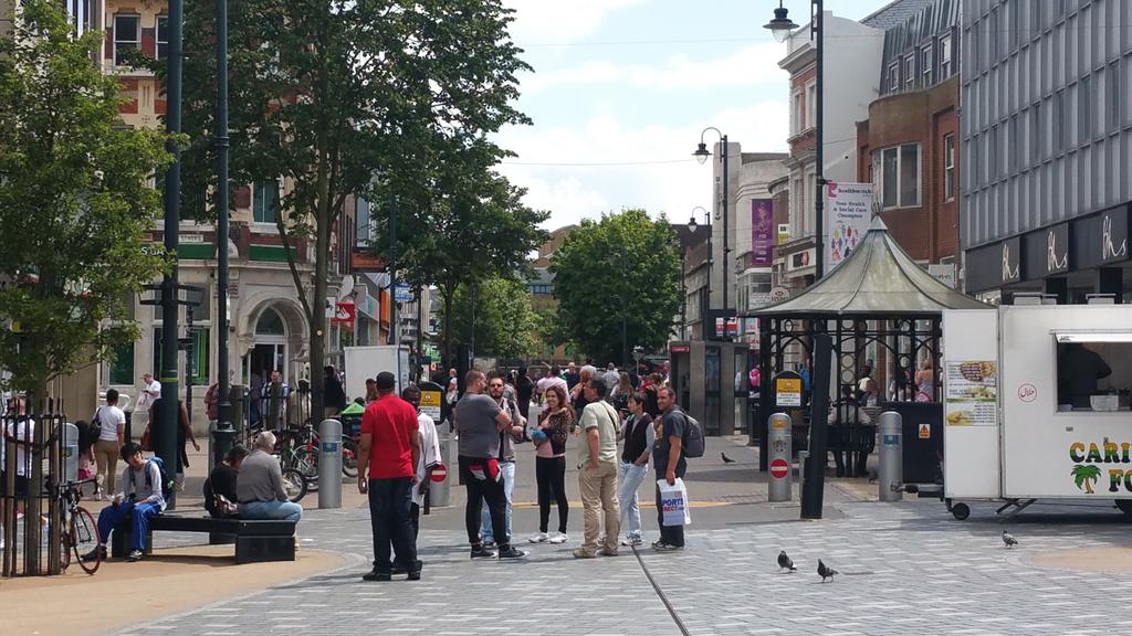 lutoncouncil's tweet photo. Normal Saturday afternoon in Luton town centre. Summer has arrived in the jewel of Bedfordshire :-) @bedspolice http://t.co/EE2RrglpxO