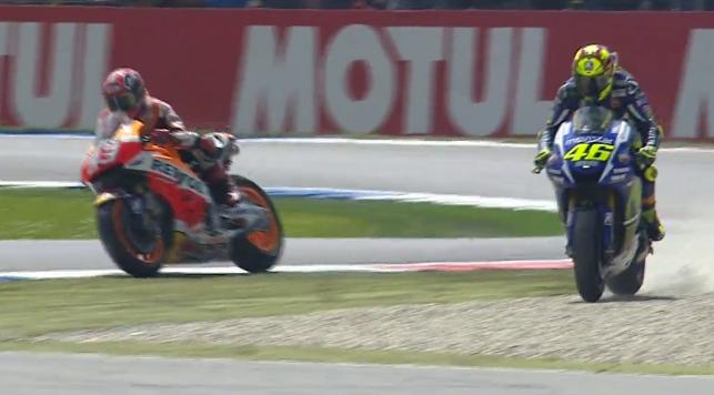 crash_motogp's tweet photo. Contact between Marquez and Rossi in final turn victory showdown at Assen. Rossi wins! #DutchGP #MotoGP http://t.co/aBQHWtbDtV