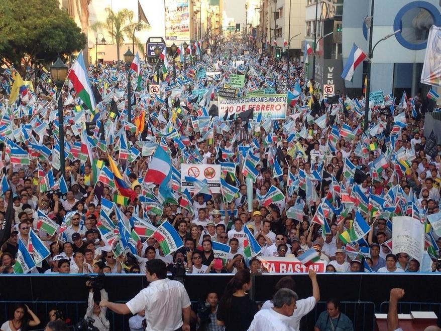 gonzalotenieto's tweet photo. Machala Despertó como otras ciudades más del Ecuador #FueraCorreaFuera #GuayaquilProtesta #Machala #MachalaProtesta http://t.co/RGdrpqfJi6