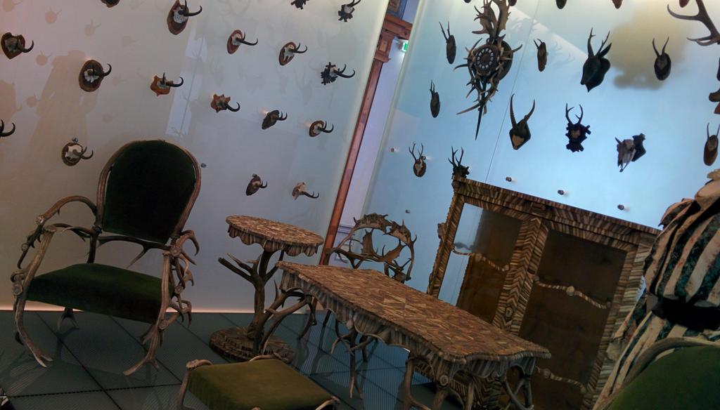 CarFreiTag's tweet photo. Geweihmöbel waren mal heißer Shice! Unglaublich! #trautenfels #joanneum #fran15 http://t.co/h3HK3BJYxf