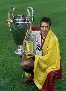 Rexhepos's tweet photo. RAUL RAUL RAUL RAUL RAAAUUL RAAAUL 🎶
#FelizCumpleanosRaul http://t.co/b9xPlY6EmQ