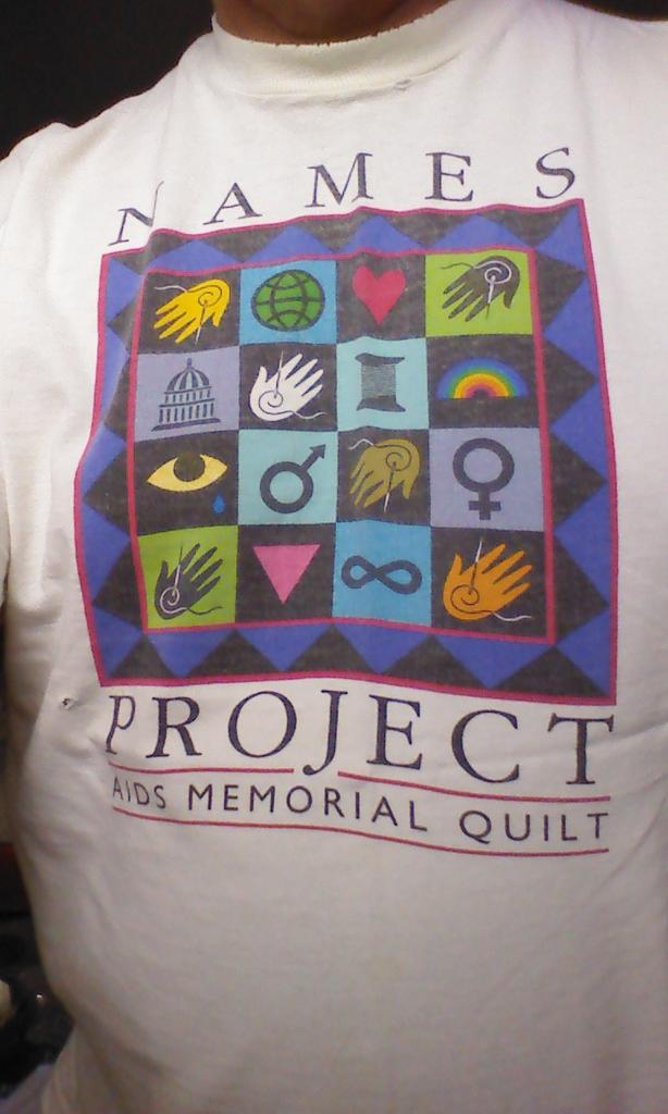 geekjames's tweet photo. For Pride today, I'm wearing this circa '95 Names Project tee in honor of all those who didn't live to see this day. http://t.co/QLlvEUY98A