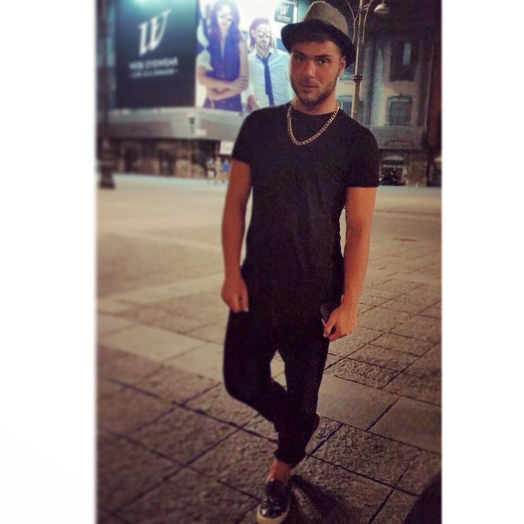 JosephAppolloni's tweet photo. #totalblack #outfit #naples #night  #goldcollar #DiorHomme http://t.co/myiJnE6SMr